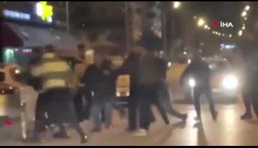 Bursa'da yol verme kavgası! Sokağı ringe çevirdiler