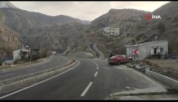 Erzurum'da otomobil virajı alamadı, bordür taşlarına çarptı
