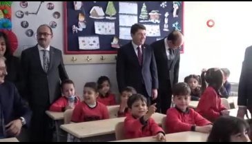 Bakan Tunç Bursa'da öğrencilere karne ve hediye dağıttı