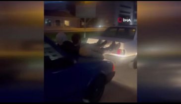 Bursa'da arızalanan otomobili ayaklarıyla iterek kurtardılar