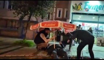 Bursa'da otomobilin çarptığı yayayı yağmurdan korumak için şemsiye tuttu