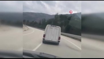 Bursa'da şaşırtan görüntü: Hafif ticari otomobilinin bagaj kapağını plastik kapı yaptı