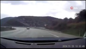 Bursa'da virajı alamayan otomobil tarlaya uçtu!
