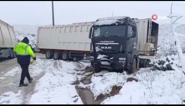 Bursa'da kar nedeniyle tırlar yoldan çıktı!