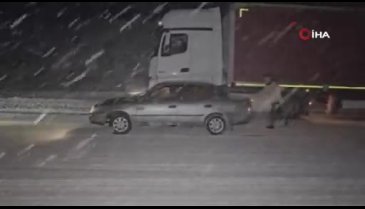 Tokat'ta yoğun kar yağışı sürücüleri zorladı