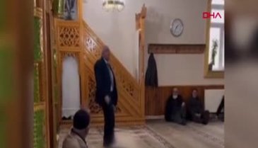 Kur'an-ı Kerim'i 3 kez öptü sonra ayağı ile bastı!
