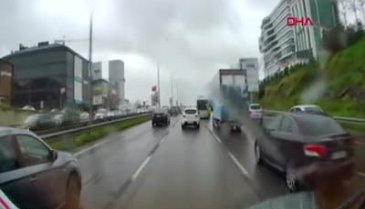 İstanbul'da motokurye otomobilin altında kalmaktan kıl payı kurtuldu!
