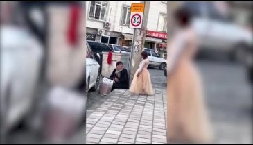 Küçük kız çocuğunun çöpte bulduğu elbiseyle oynadığı anlar herkesi duygulandırdı