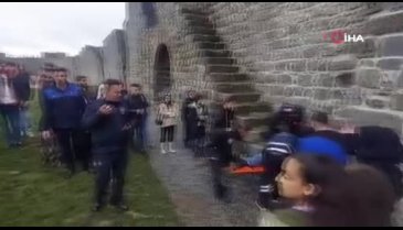 Diyarbakır'da surların merdiveninden yuvarlanan kız yaralandı