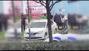 2 genç sokak ortasında bıçaklandı