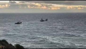 Balıkesir'de sürüklenen geminin mürettebatı helikopterle kurtarıldı
