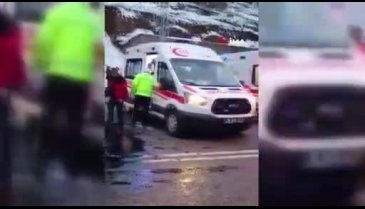 Gümüşhane'de otomobil ile hafif ticari araç çarpıştı! 4 yaralı