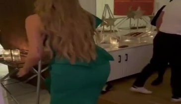 Hadise süpürge sopası ile dans etti