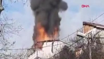 İstanbul'da bir binanın çatısı alev aldı!