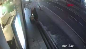 İstanbul'da kaza yapan otomobil metrelerce sürüklendi!