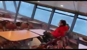 Almanya'da dev dalgalar feribotun camını kırdığı anlar gündem oldu