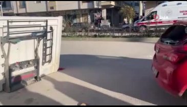 Burdur'da seyir halindeki tırın dorsesi ayrılıp otomobile çarptı!