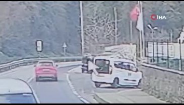 Sarıyer'de yoldan çıkan araç duvarda asılı kaldı