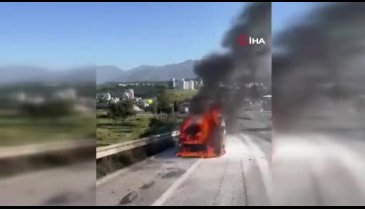 Hatay'da seyir halindeki araç alev alev yandı
