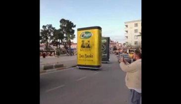 Balıkesir'de ilgi çeken görüntü! Yağ tenekeleri gezintide