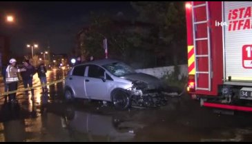 İstanbul'da kontrolden çıkan araç duvara çarptı: 2 yaralı
