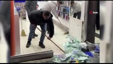 Kontrolden çıkan otomobil iki dükkana çarptı!
