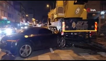 İstanbul'da lüks otomobil park halindeki vince çarptı