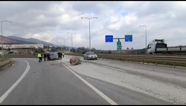10 tonluk demir blok seyir halindeki tırın üzerinden yola düştü
