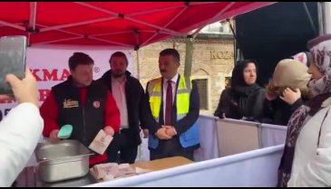 İYİ Parti BBB Başkan Adayı Türkoğlu Ulucami önünde lokma dağıtıyor