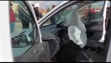 Burdur'da traktör ile ticari araç çarpıştı!