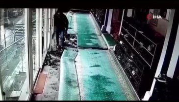 Diyarbakır'da camide ayakkabı çalan hırsız kameralara yakalandı