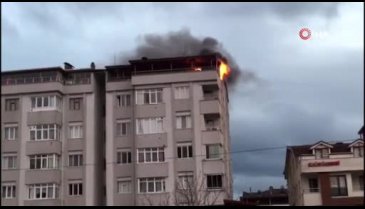 Kocaeli'de apartmanın çatısı alevlere teslim oldu
