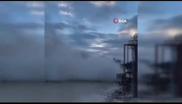 Hatay'da 5 katlı bina iş makinasının üzerine çöktü!