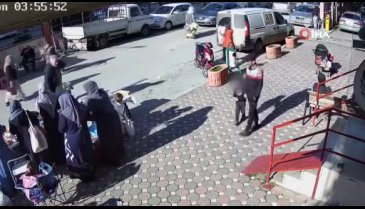 Adana'da çocuğuyla beraber hırsızlık yaptı, güvenlik kameralarına takıldı