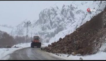 Tunceli'de heyelan ve kayaların düşmesi esnasında yoldan araç geçmemesi faciayı önledi
