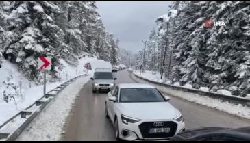 Kar yağdığını duyan tatilciler Bolu Abant'a akın etti