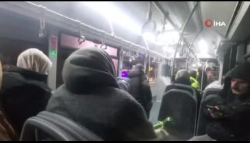 İstanbul'da metrobüs arızalandı! Vatandaşlar başka bir metrobüse aktarıldı