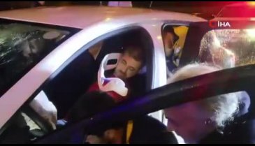 Bursa'da yağmurlu yolda kayan otomobil bariyerlere saplandı