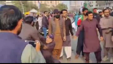 Pakistan'da Imran Khan'ın destekçileri polisle çatıştı