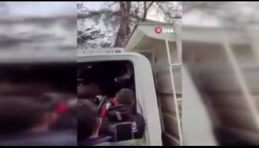 Tunceli'de dağdan kopan kaya parçası aracın içine girdi!