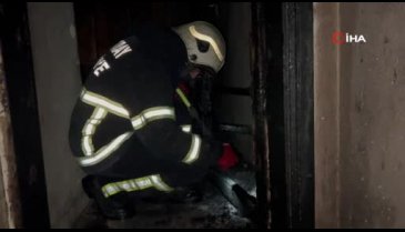Aksaray'da bir evde çıkan yangından oğlunu son anda kurtardı
