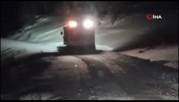 Bingöl'de yolu ulaşıma kapanan köydeki 76 yaşındaki hastanın yardımına UMKE yetişti
