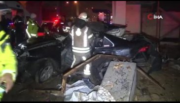 İstanbul'da feci kaza! Otomobil üst geçidin direklerine çarptı