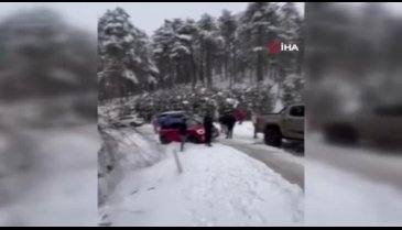 Bursa'da yoğun kar yağışı sonrası Uludağ'ın eteklerine gidenler ya yolda kaldı, ya da kaza yaptı