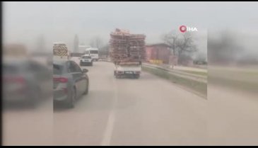 Bursa'da palet yüklü kamyonet, trafikte tehlike saçarak ilerledi