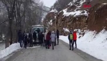 Tunceli'de dağdan kopan kaya araca girdi! 1 ölü