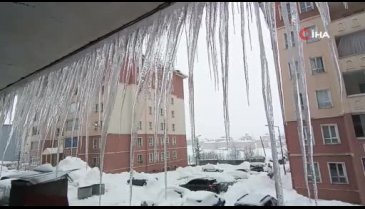 Bitlis'te buz sarkıtlarının boyu 2 metreyi buldu