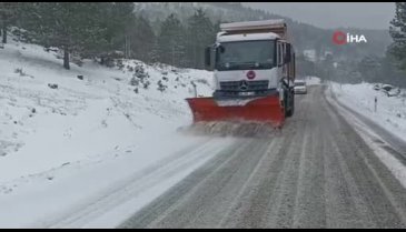 Balıkesir'de yoğun kar yağışı araç trafiğini olumsuz etkiliyor