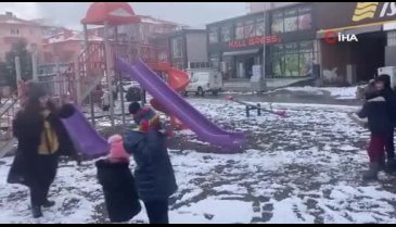 Çankırı'da çocuklar, kartopu oynayıp kardan adam yaparak doyasıya eğlendi