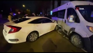 Kocaeli'de servis minibüsü otomobille çarpıştı: 4 kişi yaralandı
